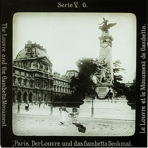 Paris. Der Louvre und das Gambetta Denkmal.