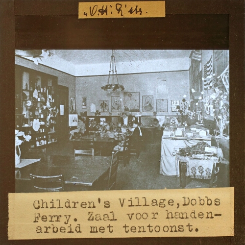 Children's Village, Dobbs Ferry. Zaal voor handenarbeid met tentoonstelling.
