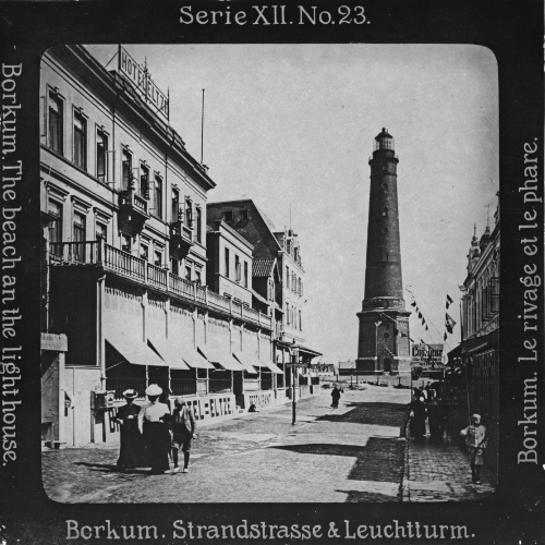 Borkum. Strandstrasse & Leuchtturm.
