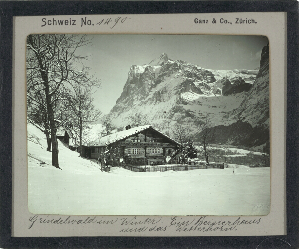 Grindelwald in Winter. Ein Bernerhaus und das Wetterhorn
