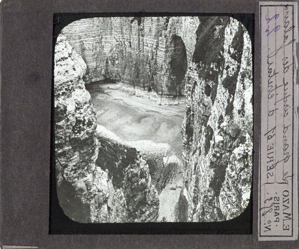 Le grand cirque des falaises d'Etretat, vue de l’entrée de la Chambre des Demoiselles – secondary view of slide