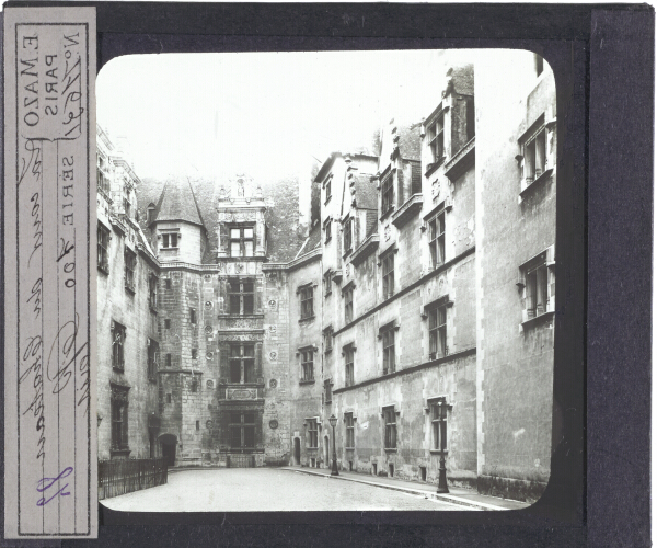 Pau. La cour du château – secondary view of slide
