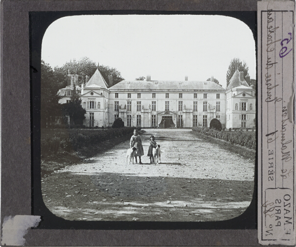 Entrée du château – secondary view of slide