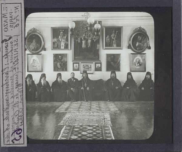 Groupe: l'archimandrite et des moines et ermites du couvent russe de Saint- André (Mont Athos) – secondary view of slide