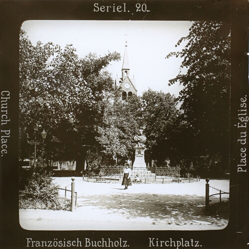 Kirchplatz und Denkmal in Französisch-Buchholz