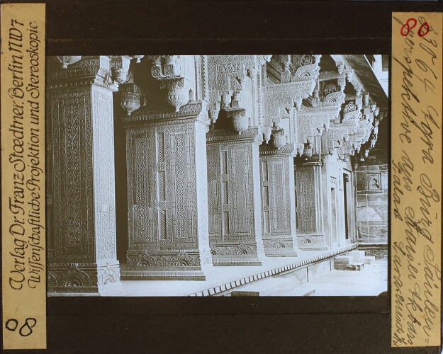 Agra - Zuilenperspectief in keizer Akbars's paleis