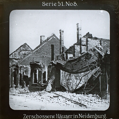 Zerschossene Häuser in Neidenburg.
