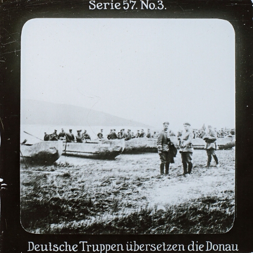 Deutsche Truppen übersetzen die Donau.