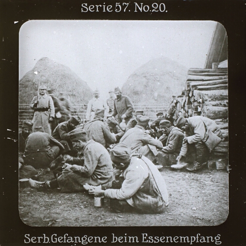 Serbische Gefangene beim Essensempfang.
