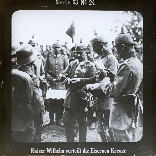 Kaiser Wilhelm verteilt die Eisernen Kreuze