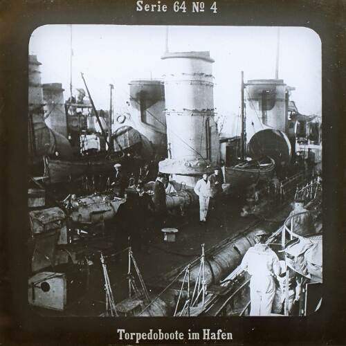 Torpedoboote im Hafen