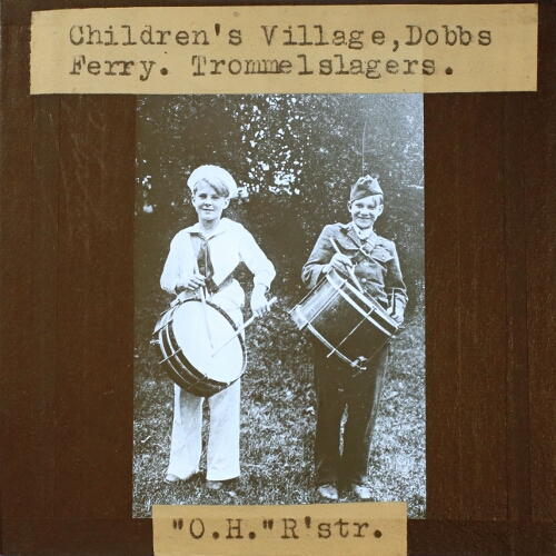 Children's Village, Dobbs Ferry. Trommelslagers.