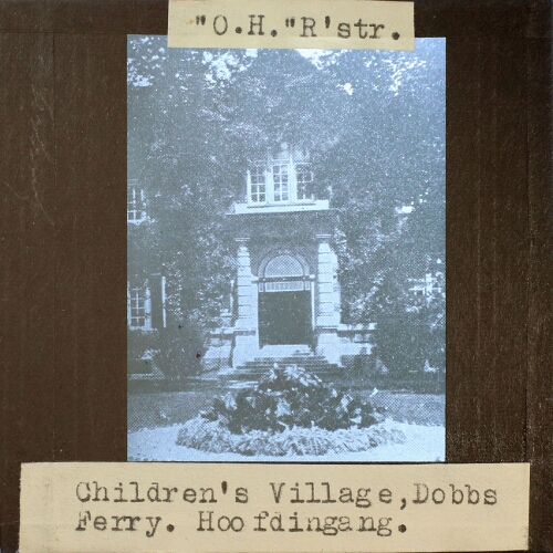 Children's Village, Dobbs Ferry. Hoofdingang.
