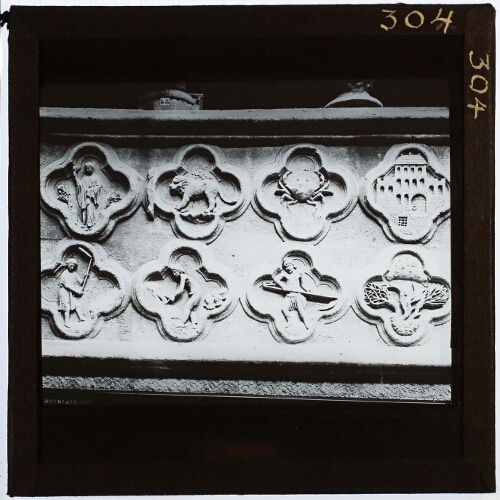 Dierenriemtekens in architectuur cathedraal te Amiens