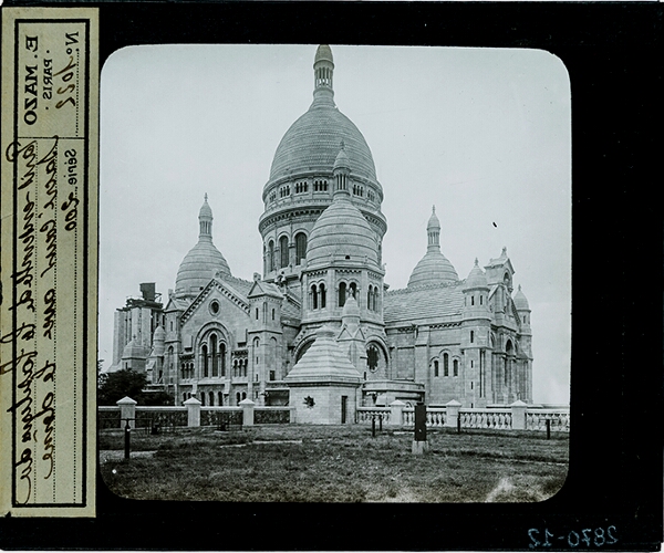 Paris, ensemble de la basilique du Sacré Coeur avec le dôme – secondary view of slide