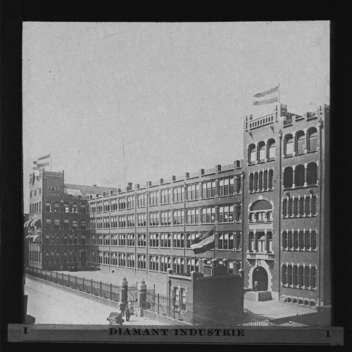 Fabrieksgebouw met kantoren, benevens werkzalen voor zagen. klooven en slijpen van diamant van de firma Asscher te Amsterdam.
