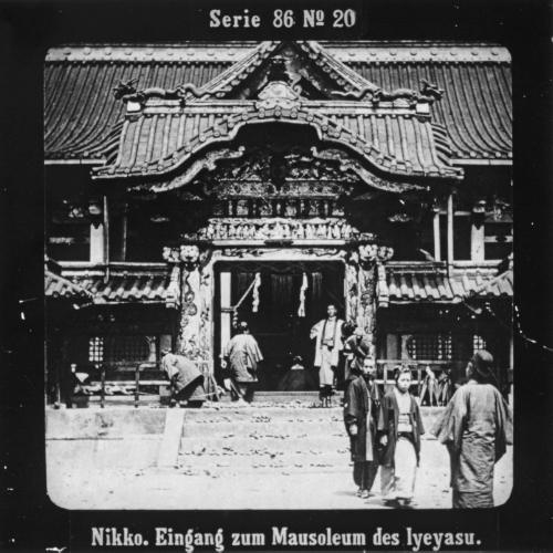 Nikko. Eingang zum Mausoleum des Iyeyasu.