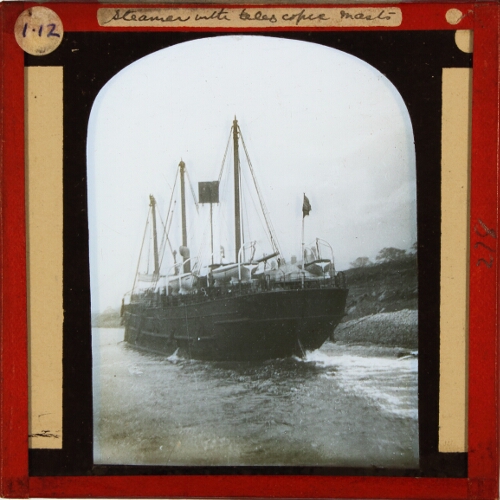 Steamer with telescopic masts