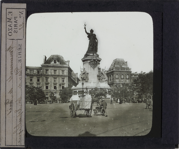 Place de la République – secondary view of slide