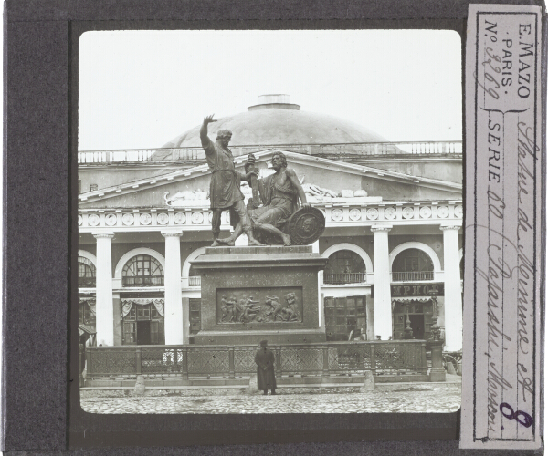 Statue de Ménime, et Pajarski
