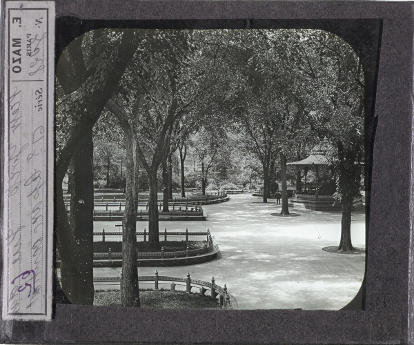 Vue dans le Parc central – secondary view of slide