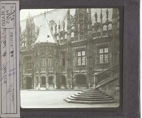 Façade du palais de justice – secondary view of slide