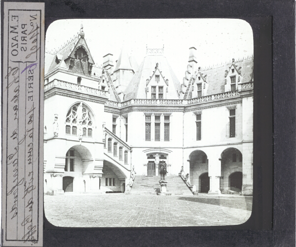 Pierrefonds.La cour, côté du beffroi – secondary view of slide