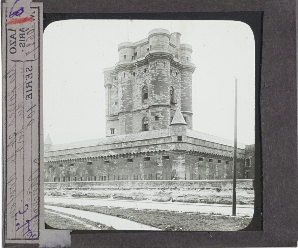 Vincennes. Les fosses et le donjon du fort – secondary view of slide