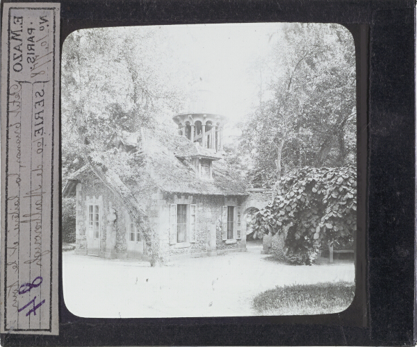 Versailles. Petit Trianon, la laiterie et la tour de Malborough – secondary view of slide