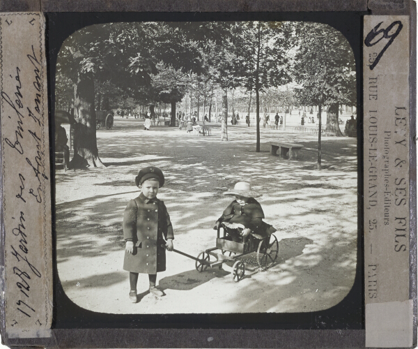 Jardin des Tuileries. Enfant [...]