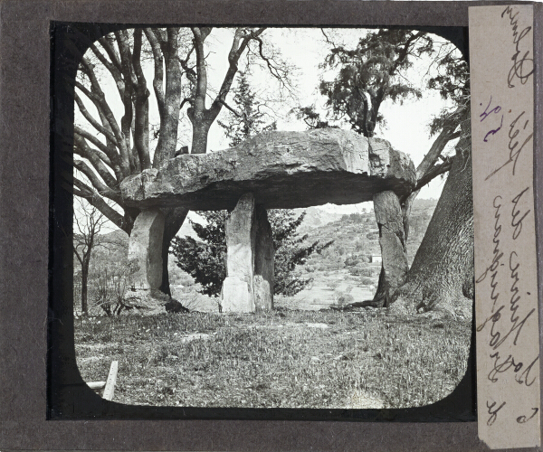 La pierre des fées. Dolmen de Draguignan – secondary view of slide