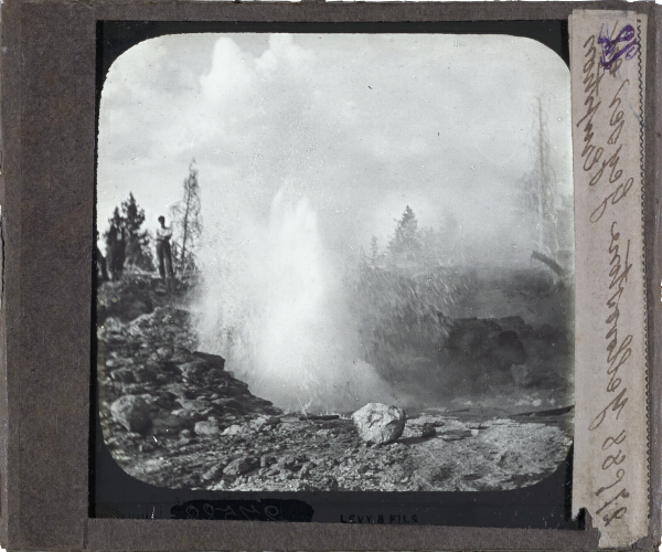 Yellowstone. Geyser en Eruption – secondary view of slide