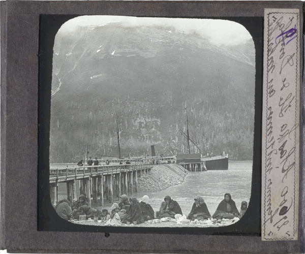 Alaska. Ile de Douglas, femmes indiennes au marché – secondary view of slide