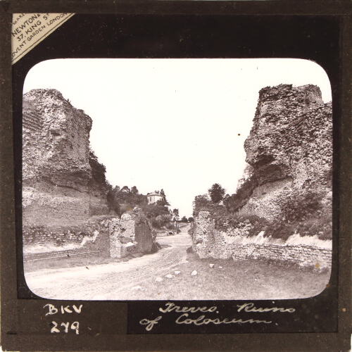 Treves. Coliseum, Entrance